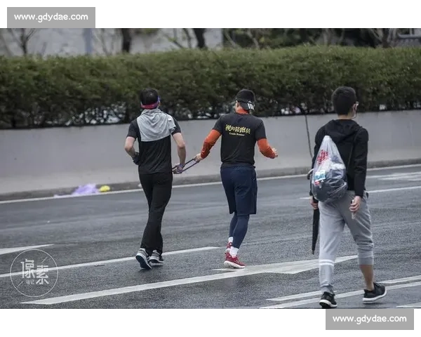 雨幕中绳牵追光:视障跑者与陪跑员的无畏训练 雨幕中绳牵追光:视障跑者与陪跑员的无畏训练